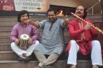 Vidvan Kumaresh, Shankar Mahadevan, Ronu Majumdar at Swaranjali concert photo shoot in Mumbai on 6th Jan 2015